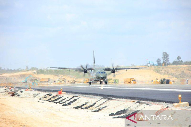 Uji coba tiga pesawat TNI AU di Bandara IKN. Foto: Antara