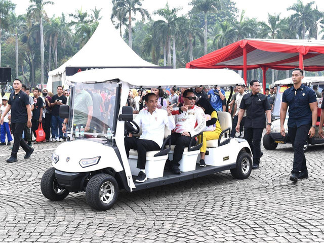 Presiden Joko Widodo mengajak kedua cucunya, Jan Ethes Srinarendra dan La Lembah Manah, mengunjungi pameran alutsista yang digelar dalam peringatan HUT Ke-79 TNI di Monas, Jakarta, Minggu (22/9/2024). Foto: Biro Pers Sekretariat Presiden