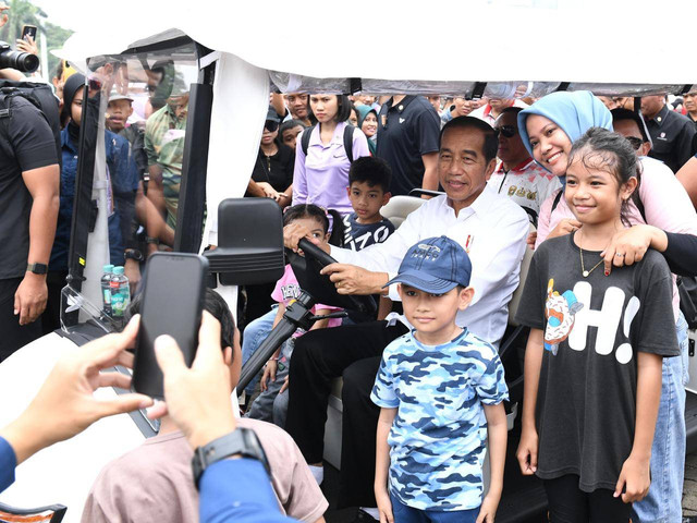 Presiden Joko Widodo mengajak kedua cucunya, Jan Ethes Srinarendra dan La Lembah Manah, mengunjungi pameran alutsista yang digelar dalam peringatan HUT Ke-79 TNI di Monas, Jakarta, Minggu (22/9/2024). Foto: Biro Pers Sekretariat Presiden