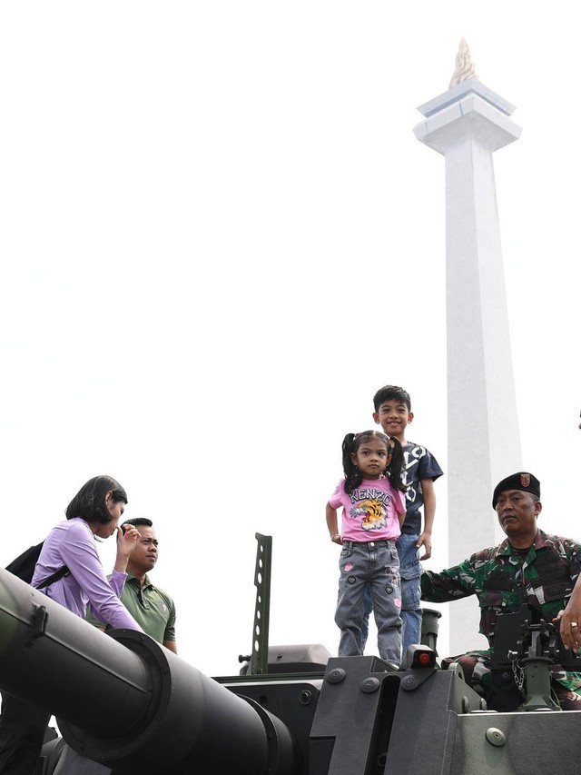 Dua cucu  Presiden Joko Widodo, Jan Ethes Srinarendra dan La Lembah Manah, mengunjungi pameran alutsista yang digelar dalam peringatan HUT Ke-79 TNI di Monas, Jakarta, Minggu (22/9/2024). Foto: Biro Pers Sekretariat Presiden