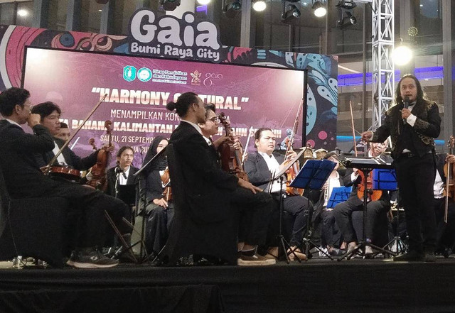 Orkestra 'Harmony Cultural' berhasil menghipnotis pengunjung Gaia Mall Pontianak. Foto: Rio/ Hi!Pontianak