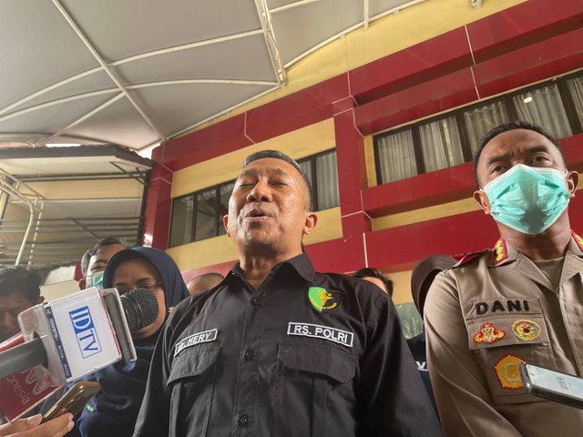 Kabid Yandokpol RS Polri Kombes Pol Hery Wijatmoko (tengah) bersama Kapolres Metro Bekasi Kota Kombes Pol Dani Hamdani (kanan) saat ditemui di RS Polri, Kramat Jati, Jakarta Timur, Minggu (22/9/2024).  Foto: Fadhil Pramudya/kumparan