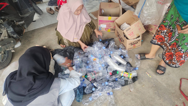 Pelatihan pengelolaan sampah komersil dan pemasaran sampah hasil pengolahan.