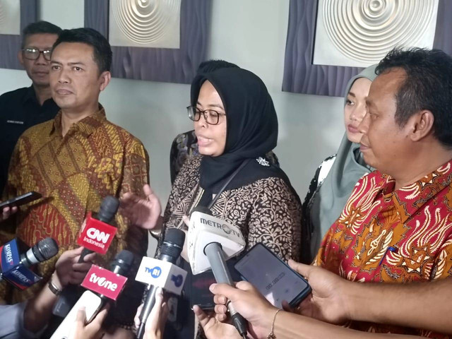 Ketua Divisi Teknis Penyelenggaraan KPU Jabar Adie Saputro (kiri) dan Ketua KPU Jabar Ummi Wahyuni (kanan), ditemui wartawan usai rapat penetapan Cagub-cawagub Jabar, di Holiday Inn, Jl. Dr. Djunjunan, Bandung (22/9/2024). Foto: Robby Bouceu/kumparan