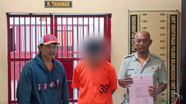 Pelaku penipuan dan penggelapan MR alias AL (28), saat diamankan di Polsek Baureno, Polres Bojonegoro. Minggu (22/09/2024) (Aset: Istimewa)