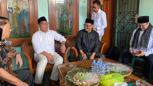 Calon Gubernur Jakarta Ridwan Kamil bertemu dengan tokoh FBR Lutfi Hakim di Cakung, Jakarta Timur pada Minggu (22/9/2024). Foto: Abid Raihan/kumparan