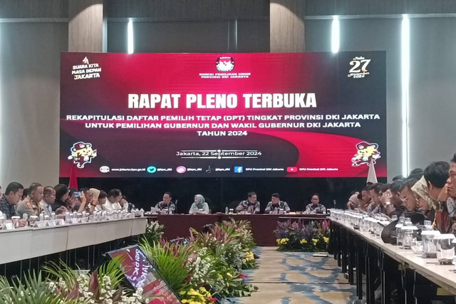 KPU DKI Jakarta menggelar rapat pleno terbuka rekapitulasi daftar pemilih tetap (DPT) untuk pemilihan gubernur dan wakil gubernur DKI Jakarta tahun 2024 di Hotel Grand Mercure Kemayoran, Jakarta Pusat, Minggu (22/9/2024).  Foto: Zamachsyari/kumparan