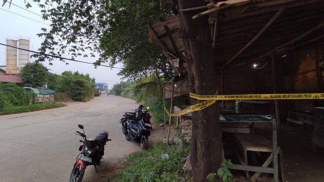 Suasana tempat korban meloncat ke Kali Bekasi. Foto: Rachmadi Rasyad/kumparan