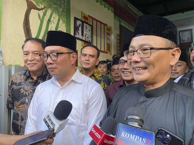 Calon Gubernur Jakarta, Ridwan Kamil bersama tokoh FBR, Lutfi Hakim di Cakung, Jakarta Timur pada Minggu (22/9/2024). Foto: Abid Raihan/kumparan