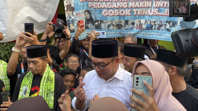 Suasana saat Ridwan Kamil akan tinggalkan kediaman Lutfi Hakim. Ia diajak foto warga dan jawara FBR di Cakung, Jakarta Timur pada Minggu (22/9/2024). Foto: Abid Raihan/kumparan