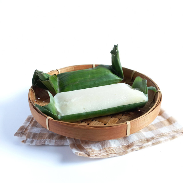 Ketan Uli (Sumber: https://www.shutterstock.com/image-photo/tape-ketan-uli-indonesian-sweet-savory-2270555605)