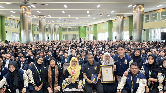 Berfoto seusai pecatatan MURI. Foto: Arif UT / Pandangan Jogja