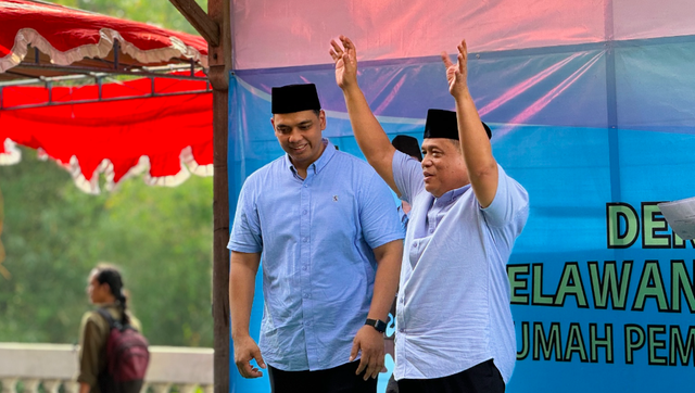 Calon Bupati dan Wakil Bupati Bantul, Joko B. Purnomo dan Rony Wijaya Indra Gunawan (Joko-Rony), di depan massa relawan pada Sabtu, 21 September 2024. Foto: Arif UT / Pandangan Jogja