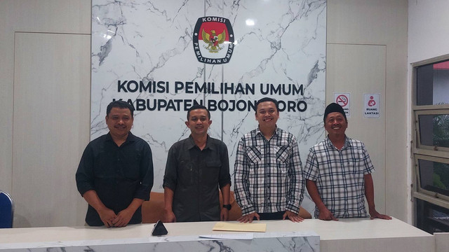 Komisioner KPU Bojonegoro saat menggelar konferensi pers di Kantor KPU Bojonegoro. Minggu (22/09/2024) (Aset: Imam/BeritaBojonegoro)