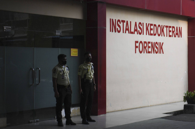 Petugas berjaga di depan instalasi forensik yang di dalamnya terdapat tujuh jenazah korban tenggelam di Kali Bekasi di RS Polri, Kramat Jati, Jakarta, Minggu (22/9/2024). Foto: Akbar Nugroho Gumay/ANTARA FOTO