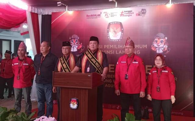 Pasangan calon Gubernur dan Wakil Gubernur Lampung Arinal Djunaidi dan Sutono, bersama pimpinan partai pengusung PDIP | Foto : Eka Febriani / Lampung Geh