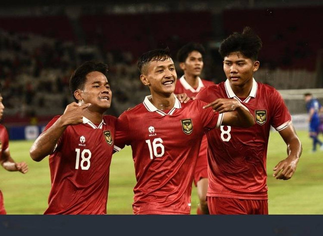 Timnas Indonesia U20 saat menghadapi timnas Thailand U20 di Stadion Gelora Bung Karno. Sumber foto: Shutterstock (Ratno Prasetyo)