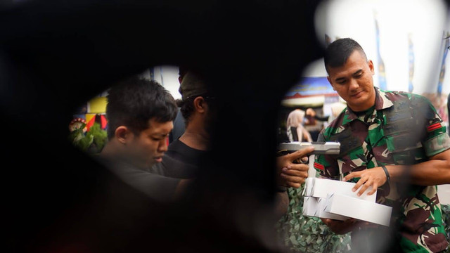 Seorang warga yang mencoba simulasi di pameran alutsista Sriwijaya Fair 2024 yang digelar di Palembang, Minggu (22/9) Foto: ary/urban id