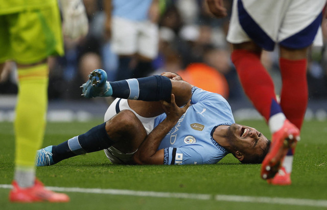 Pemain Manchester City, Rodri, bereaksi setelah mengalami cedera pada pertandingan Liga Inggris antara Manchester City melawan Arsenal di Stadion Etihad, Manchester, Inggris, Minggu (22/9/2024). Foto: Jason Cairnduff/REUTERS