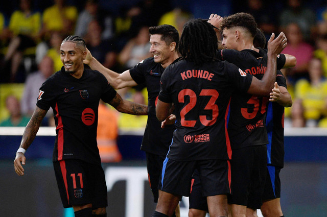 Selebrasi Robert Lewandowski saat Villarreal vs Barcelona dalam laga pekan keenam Liga Spanyol 2024/25 di Estadio de la Ceramica, Minggu (22/9) malam WIB. Foto: REUTERS/Pablo Morano