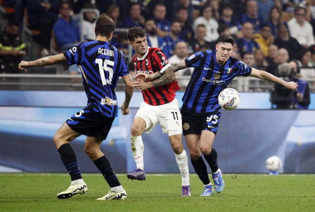 Duel Christian Pulisic dengan Francesco Acerbi dan Alessandro Bastoni saat Inter vs AC Milan dalam laga pekan kelima Liga Italia 2024/25 di Stadion San Siro, Senin (23/9) dini hari WIB. Foto: REUTERS/Alessandro Garofalo