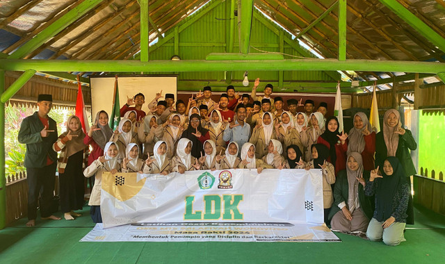 Foto bersama peserta serta para pendamping kegiatan LDK OSIS MTs S Wonoyoso di Kalipaingan (Senin, 16/09/2024). 