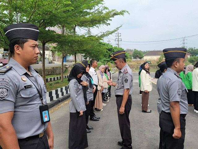 pengecekan atribut pada petugas rutan boyolali