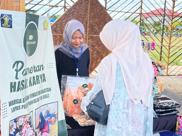 Pegawai Lapas Perempuan Sigli melayani pembeli produk warga binaan di Bazar UMKM Pidie, Dok: Humas LPP Sigli