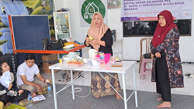 Pelatihan yang diberikan dosen UHW Perbanas untuk ibu-ibu PKK di Sidoarjo. Foto: Humas UHW Perbanas