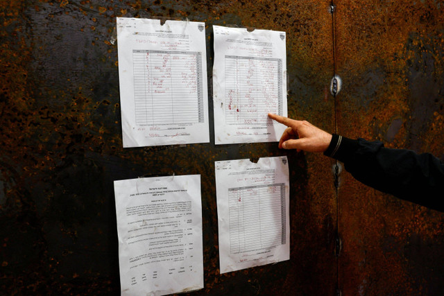 Pemandangan pintu masuk kantor Al Jazeera, setelah diserbu dan ditutup oleh pasukan Israel, di Ramallah, Tepi Barat, Minggu (22/9/2024). Foto: Mohammed Torokman/REUTERS