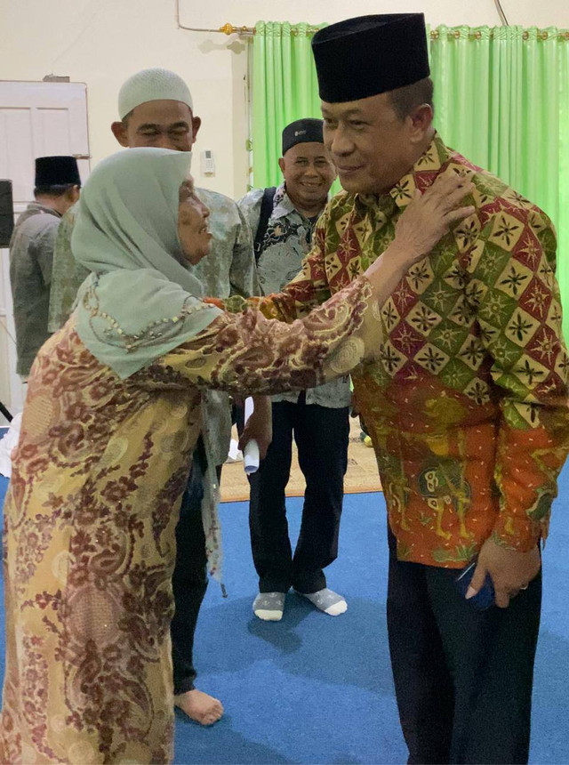 Jamaah umrah Muzdalifah mendoakan saat memeluk dan menyalami Didi Haryono. Foto: Yulia Ramadhiyanti/Hi!Pontianak