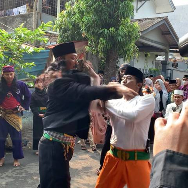 Tradisi palang pintu Betawi ketika sedang mengadakan hajatan, sumber : Foto asli dari penulis