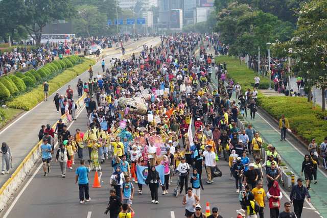 Parade kampanye sampah dalam puncak acara World Cleanup Day Indonesia yang sekitar 679 relawan. Foto: World Cleanup Day (WCD)