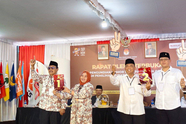 Rapat pleno terbuka pengundian nomor urut pasangan calon dalam Pemilihan Bupati dan Wakil Bupati Sleman 2024 di Kantor KPU Sleman, Senin (23/9/2024). Foto: Arfiansyah Panji Purnandaru/kumparan