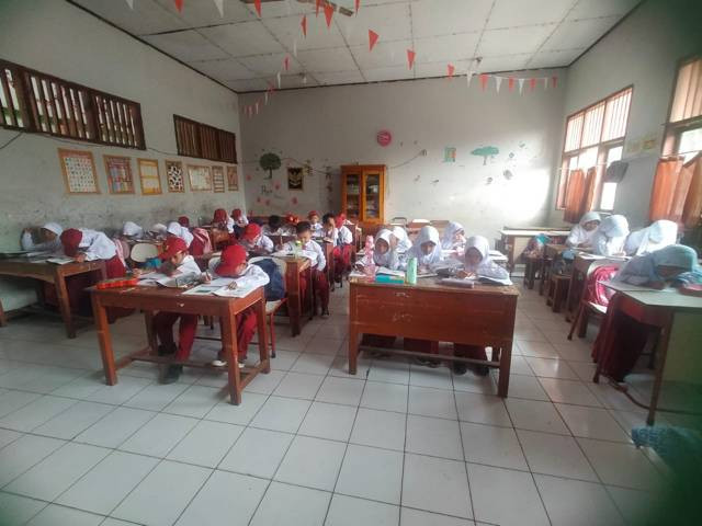 Foto ini diambil ketika sang anak sedang belajar di salah satu sekolah negeri di Bekasi.