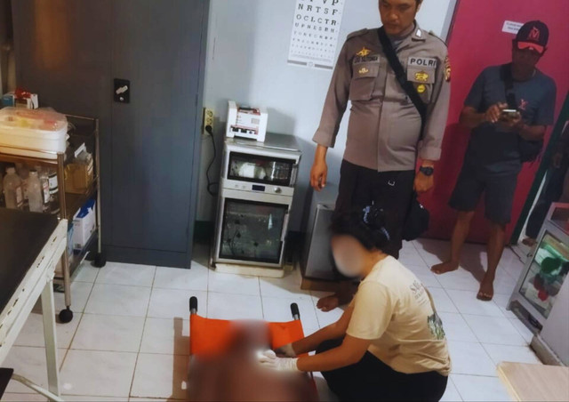 Korban saat dibawa ke Puskesmas. Warga Batu Ampar tewas usai diterkam buaya saat mandi. Foto: Dok. Polres Kubu Raya. 