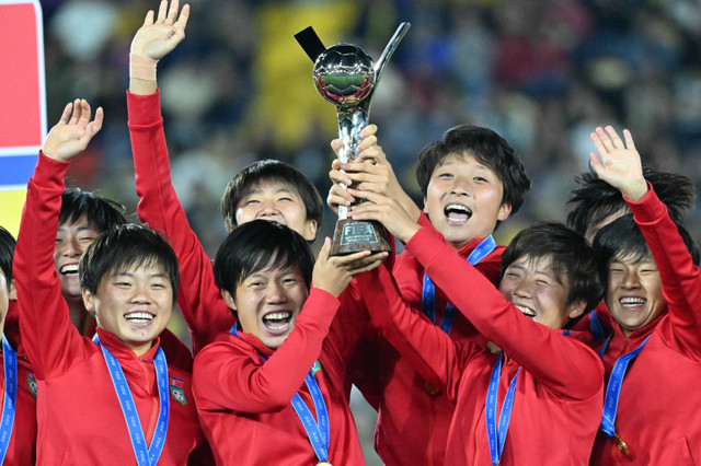 Selebrasi Timnas Wanita Korea Utara U-20 usai menjadi juara Piala Dunia Wanita U-20 di stadion Nemesio Camacho 'El Campin', Bogota, Kolombia, Minggu (22/9/2024). Foto: Luis ACOSTA / AFP