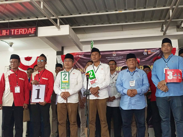 Pasangan calon bupati dan wakil bupati Bantul setelah pengambilan nomor urut di KPU Bantul, Senin (23/9). Foto: Tri Anggara/Pandangan Jogja