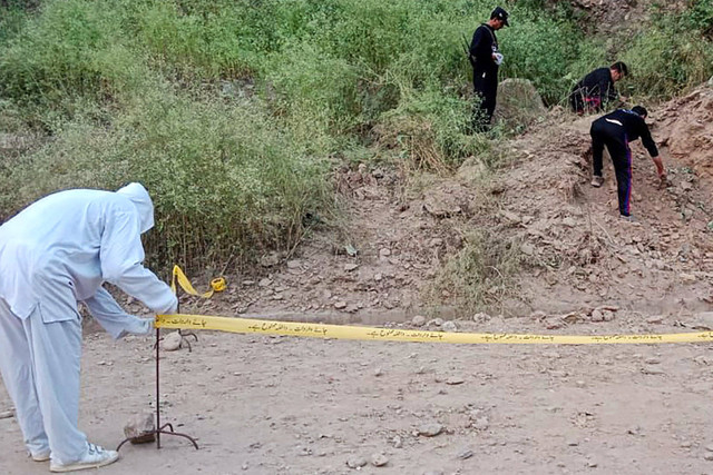 Petugas keamanan berdiri di dekat lokasi ledakan bom, di Malam Jabba di distrik Swat, provinsi Khyber Pakhtunkhwa, Pakistan, Minggu (22/9/2024). Foto: Mehboob UL HAQ / AFP