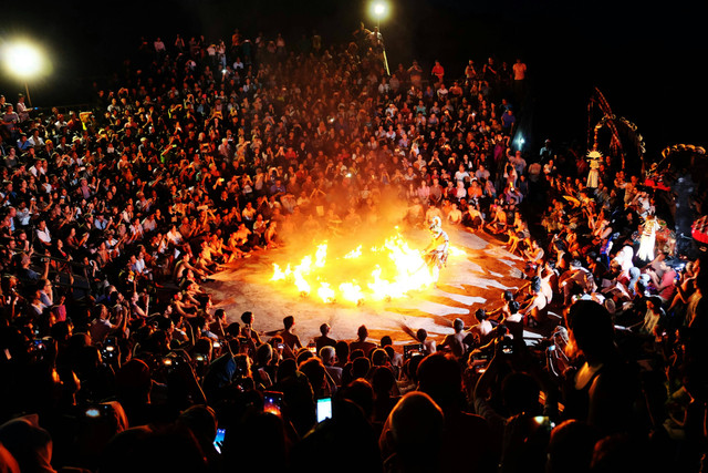 Ilustrasi Manfaat Tari Kecak, Unsplash/Den