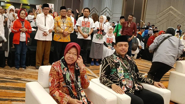 Pasangan Calon Gubernur dan Wakil Gubernur Jawa Timur Tri Rismaharini-Zahrul Azhar Asumta atau Gus Hans menghadiri rapat pleno terbuka pengundian dan penetapan nomor urut Pilgub Jatim 2024 di Hotel Mercure, Surabaya, Senin (23/9/2024). Foto:  Farusma Okta Verdian/kumparan