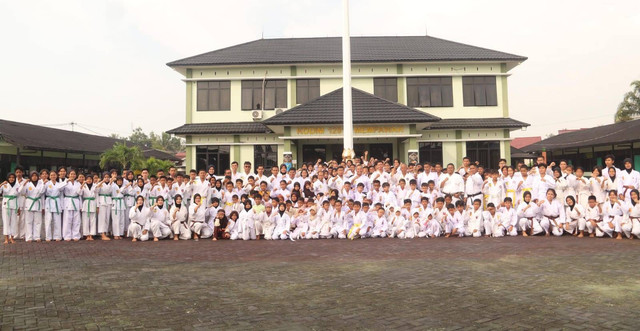 Karateka se-Kabupaten Mempawah menggelar latiha di Makodum 1201/Mph. Foto: Dok. Pendim Mempawah