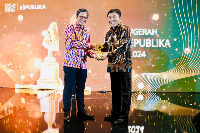 Wakil Direktur Utama BSI Bob Tyasika Ananta (kanan) menerima penghargaan Best Practices in Regulation Compliance dalam ajang Anugerah ESG Republika Award 2024 di Hotel Westin Jakarta. Foto: Dok. BSI