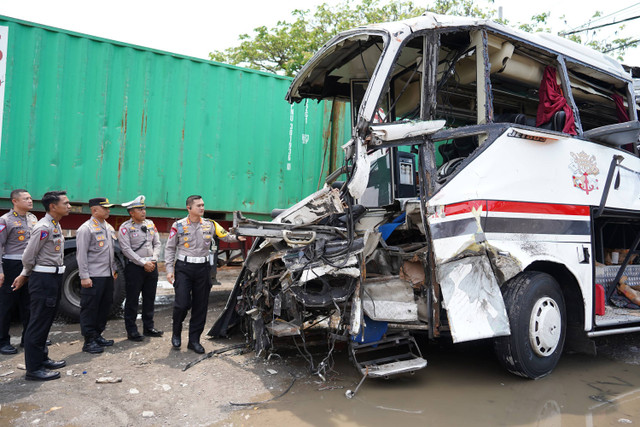 Polisi di lokasi kecelakaan bus Surya Bali yang tabrak dua truk tronton di Jalur Pantura Pati-Rembang pada Senin (24/9). Foto: Dok. Ditlantas Polda Jateng