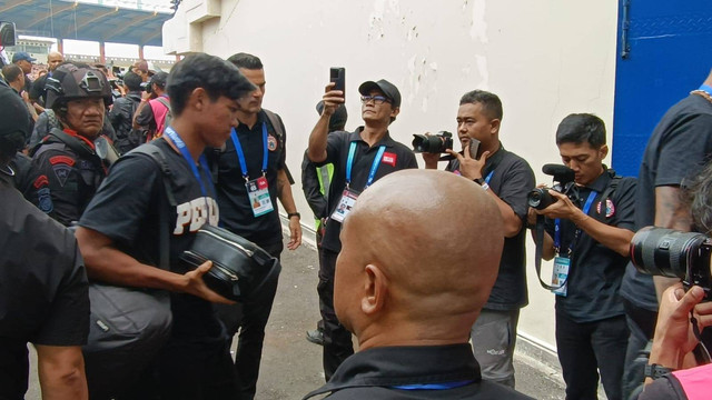 Skuad Persija tiba di Stadion si Jalak Harupat menggunakan mobil rantis baja jelang laga El Clasico melawan Persib Bandung, Senin (23/9). Foto: Robby Bouceu/kumparan