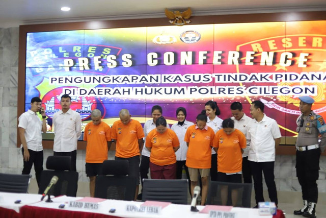 Konferensi pers pengungkapan kasus pembunuhan anak 5 tahun di Cilegon, Banten di Polres Cilegon pada Senin (23/9/2024). Foto: Polri