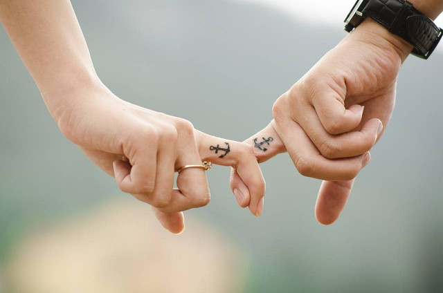 https://pixabay.com/photos/couple-hands-tattoos-fingers-437968/