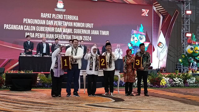 Pengambilan nomor urut pasangan calon gubernur dan wakil gubernur Pilgub Jatim 2024 di Ballroom Hotel Mercure, Surabaya, Senin (23/9/2024). Foto:  Farusma Okta Verdian/kumparan