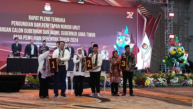 Pengambilan nomor urut pasangan calon gubernur dan wakil gubernur Pilgub Jatim 2024 di Ballroom Hotel Mercure, Surabaya, Senin (23/9/2024). Foto:  Farusma Okta Verdian/kumparan