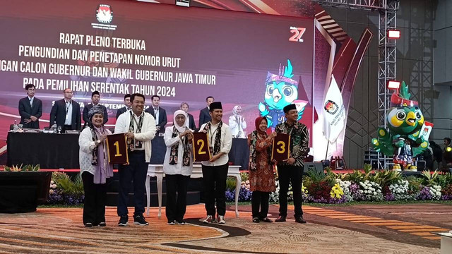 Pengambilan nomor urut pasangan calon gubernur dan wakil gubernur Pilgub Jatim 2024 di Ballroom Hotel Mercure, Surabaya, Senin (23/9/2024). Foto:  Farusma Okta Verdian/kumparan